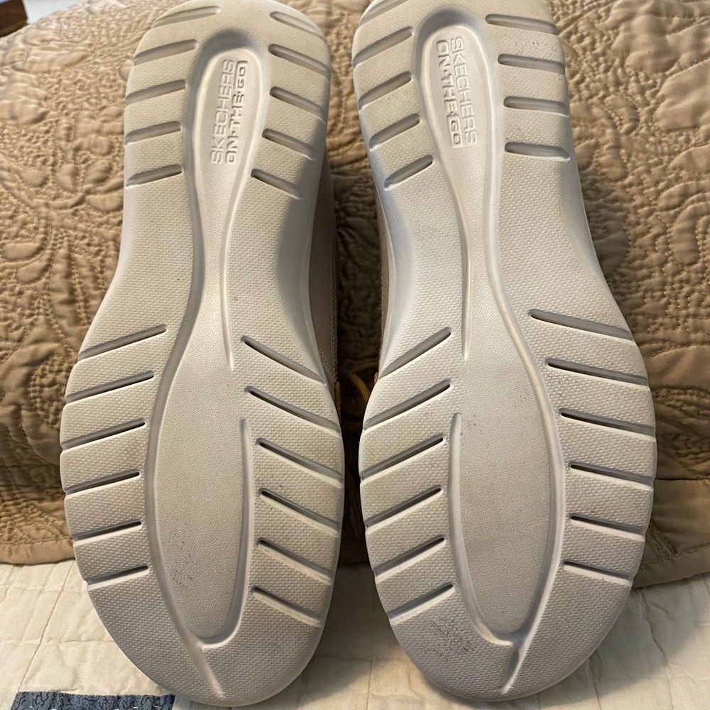 Skechers Women’s Tan Boat Shoes Size 10
Worn One Time…Still Basically New - Picture 6 of 6
